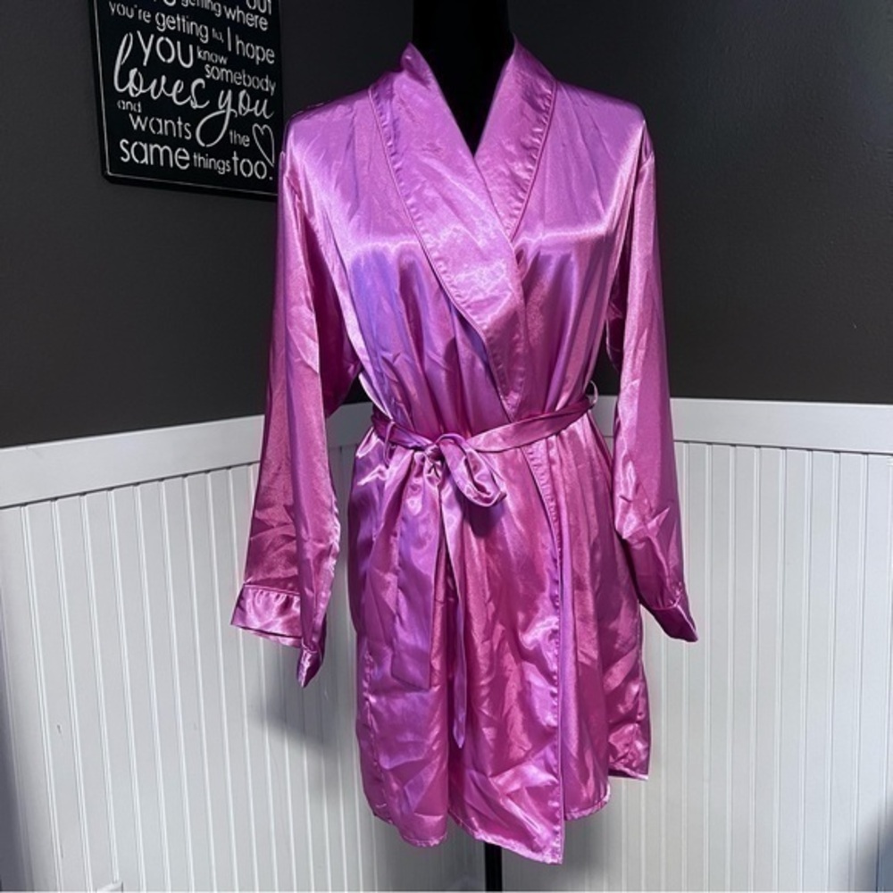 Vintage Frederick’s of Hollywood 80’s silky robe with pockets size medium